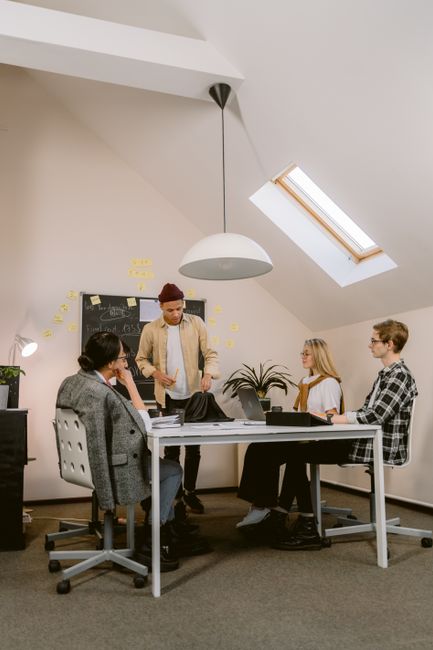 Büro mit Aktenordnern und Verträgen